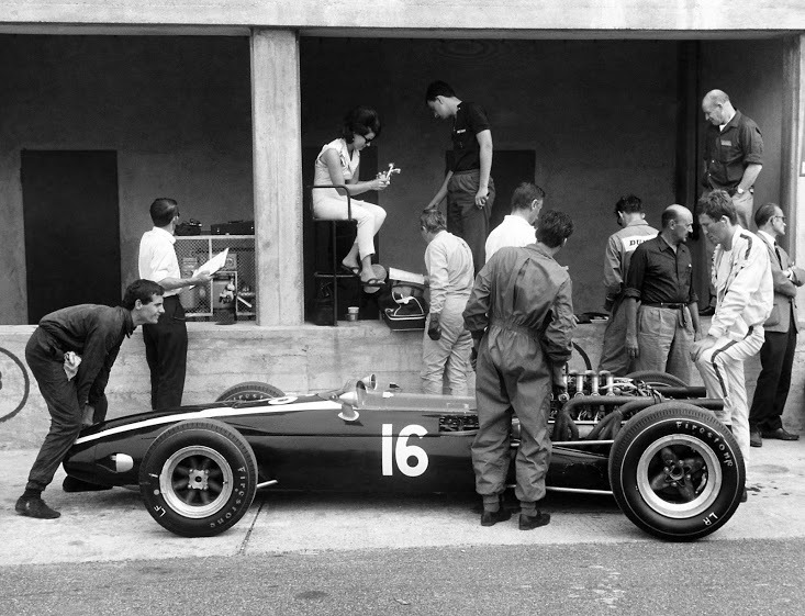 phn16's tweet image. Grand Prix d'Italie 1966. Monza, Italie. 2-4 septembre 1966. Jochen Rindt (Cooper 81-Maserati) dans les stands avec un jeune Ron Dennis, levant le nez.
