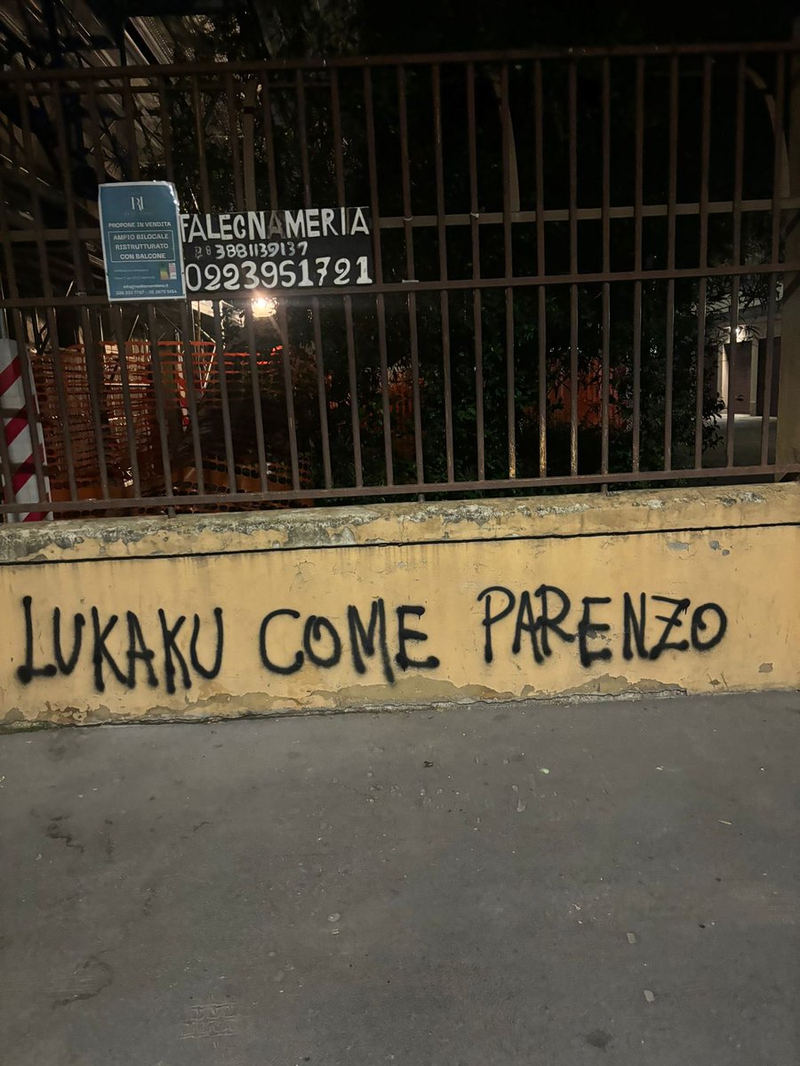 DAVIDPARENZO's tweet photo. Due grandi campioni 🤣🤣🤣🤣(però non si sporcano i muri con lo spray, vergogna) https://t.co/NpCGNessUV
