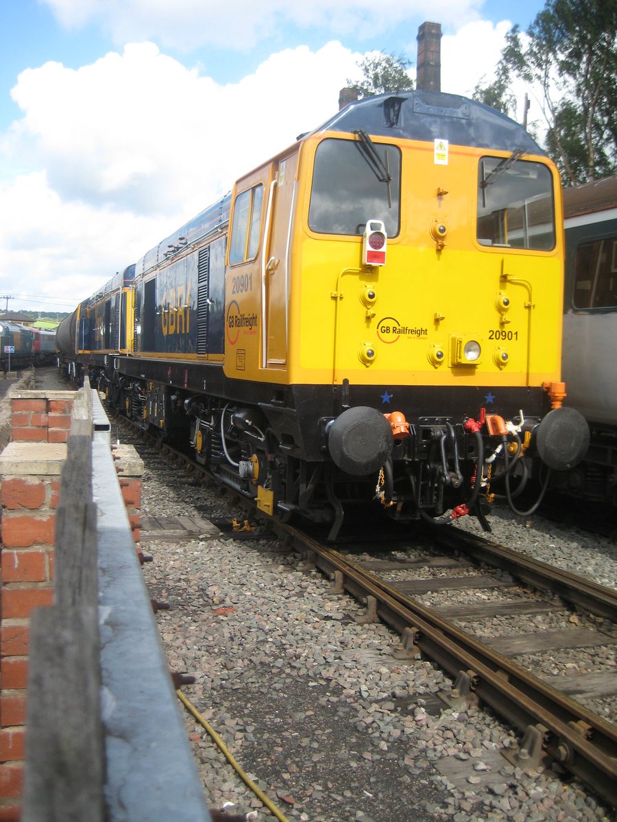 InnerFrameUK's tweet image. A throwback Tuesday with @gbrailfreight class 20s lined up at Barrow Hill, I believe this was a rest period during the S stock moves for London underground 

#ukrailscene