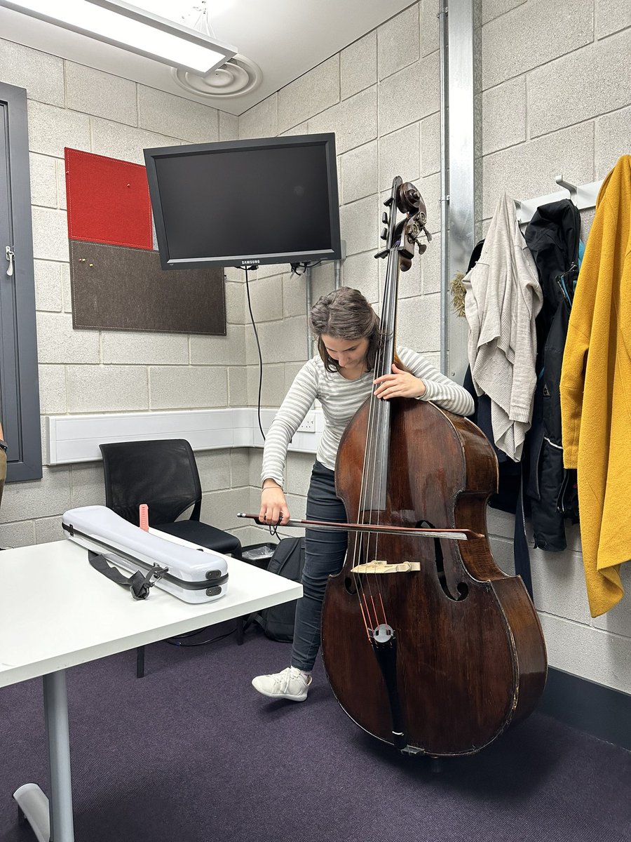 JowettSophia's tweet photo. In London, fostering a unique research partnership between @LboroSSEHS @guildhallschool meeting colleagues and doctoral researchers. 

Excellent presentations from @VocalMiche and Margarida - showcasing research that matters &amp; concluding with a  wonderful piece of music https://t.co/qivhPi393O