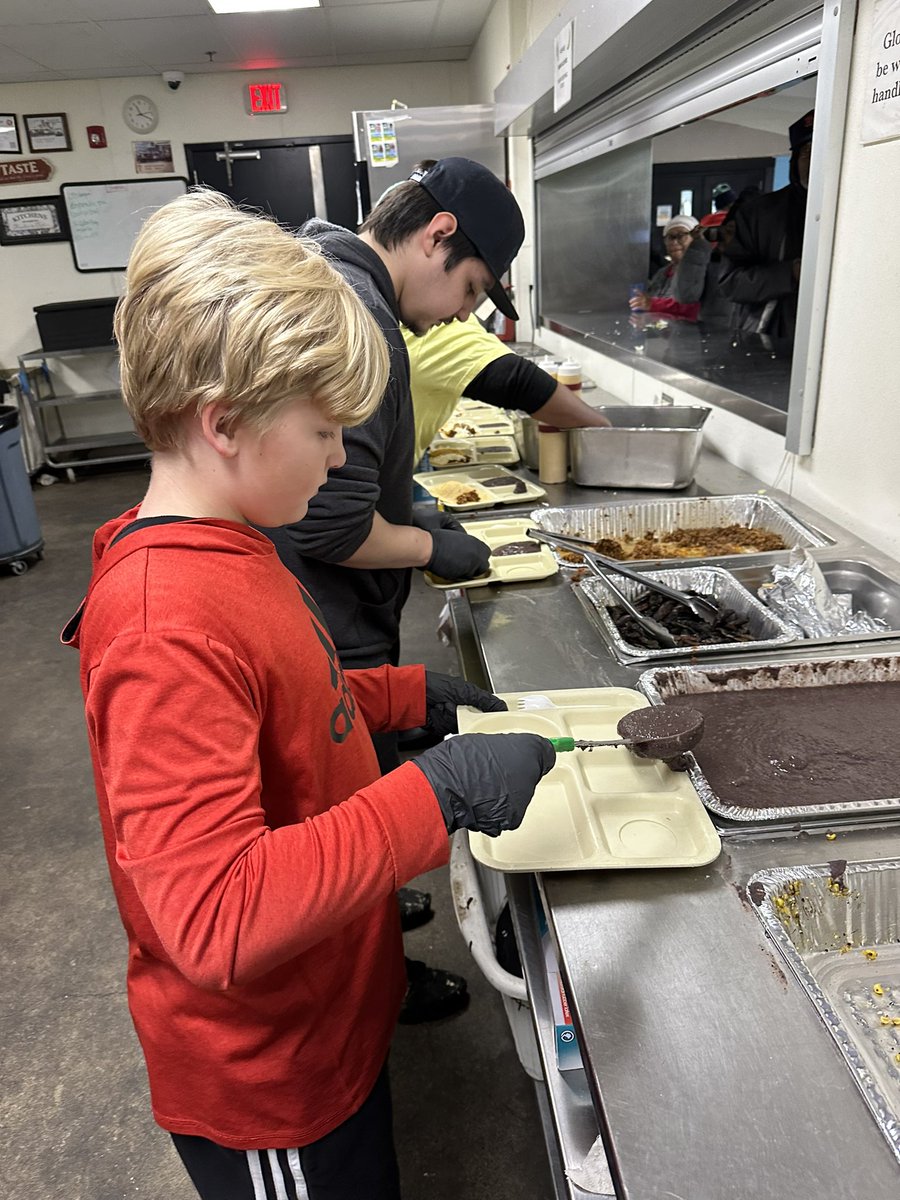 KCSNFoundation's tweet image. We joined our friends @MissionTacoKC once again for our “Feed it Forward” delivery this month to @hopefaithkc.

#FeedItForward has now provided more than 5,000 meals to KC’s homeless population.

Thank YOU for supporting the @KCSNFoundation. You help make it possible!