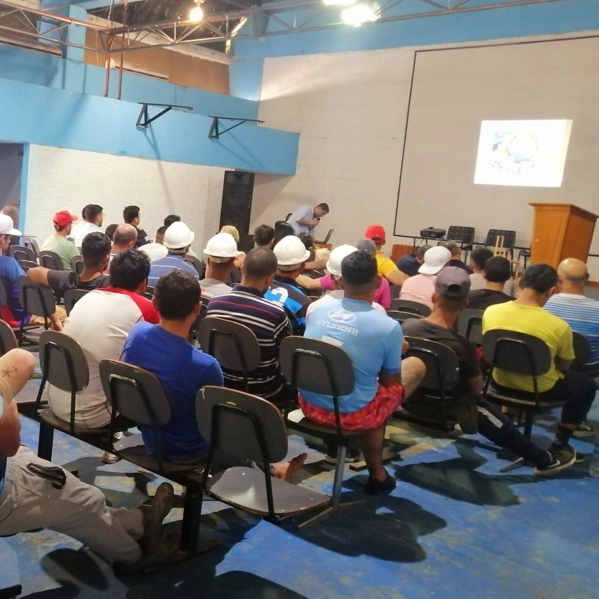 Minterioruy's tweet photo. "Es posible ser emprendedor aún estando privado de libertad".

El INR brindó un taller en la Unidad N° 4 (Santiago Vázquez), en el marco de la Semana Internacional Emprendedora, donde se presentó productos de cinco emprendimientos que ya forman parte de Dignidad Uy sello del plan de Dignidad Laboral para los emprendimientos productivos de venta al público.