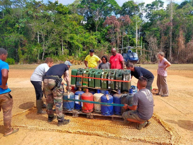 Prefet973's tweet photo. #Mobilisation |🚁A la demande du maire de #Saul,
9⃣0⃣0⃣ Kg de fioul et de gaz ont été livrés ce jour à la population.
Dispositif coordonné par l'État-major de zone #EMIZ sous l'autorité du Préfet. https://t.co/od5RluIWmb