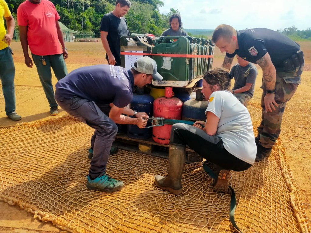 Prefet973's tweet photo. #Mobilisation |🚁A la demande du maire de #Saul,
9⃣0⃣0⃣ Kg de fioul et de gaz ont été livrés ce jour à la population.
Dispositif coordonné par l'État-major de zone #EMIZ sous l'autorité du Préfet. https://t.co/od5RluIWmb