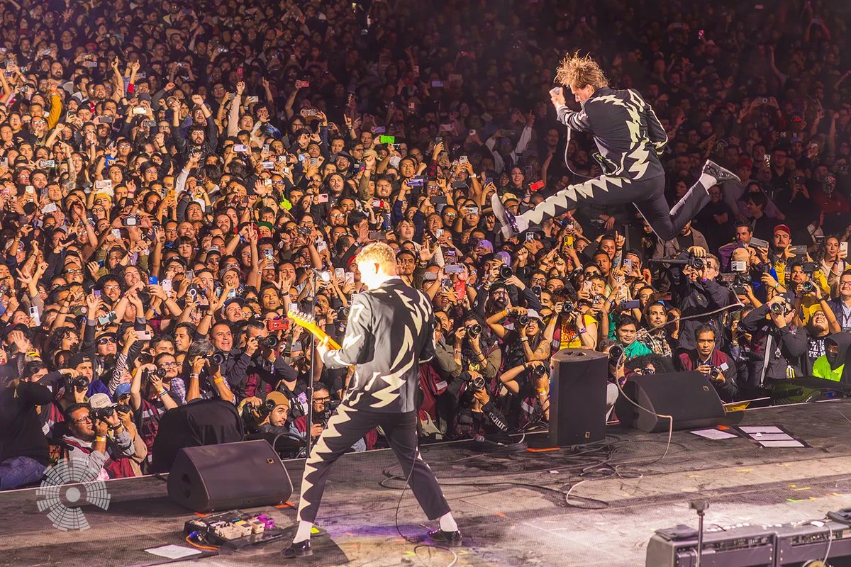 consequence's tweet photo. Mexico City's @CoronaCapital 2023 took place this past weekend with stellar performances by @TheCure, @blurofficial, @welovepulp, @TheHives, and more.

Check out the full photo gallery: https://t.co/kspshZZBsO

📸: @DebiDelGrande https://t.co/0ewmH6Ozgn