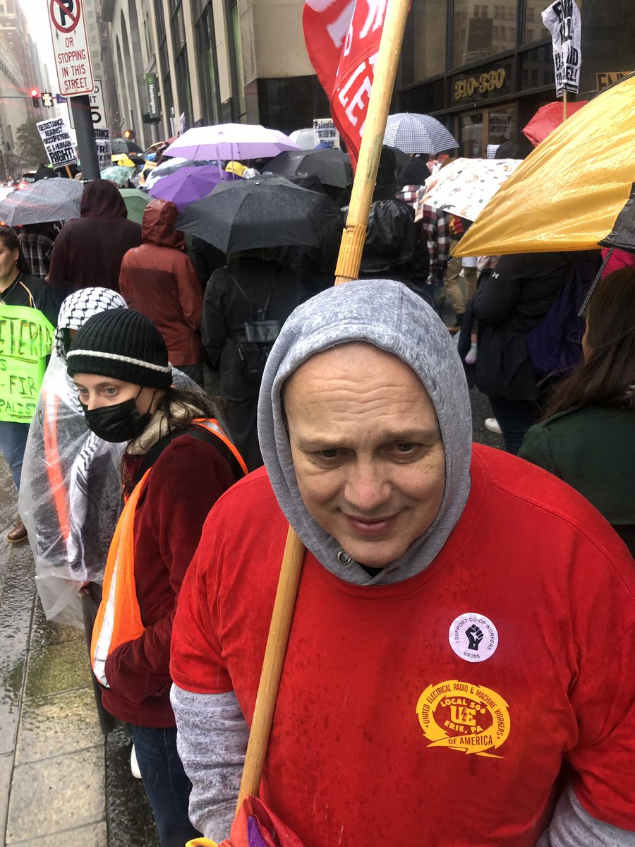Eastern Region President George Waksmunski (right) were among the UE members who joined a Pittsburgh demonstration on November 17 calling for a ceasefire in Israel and Palestine.