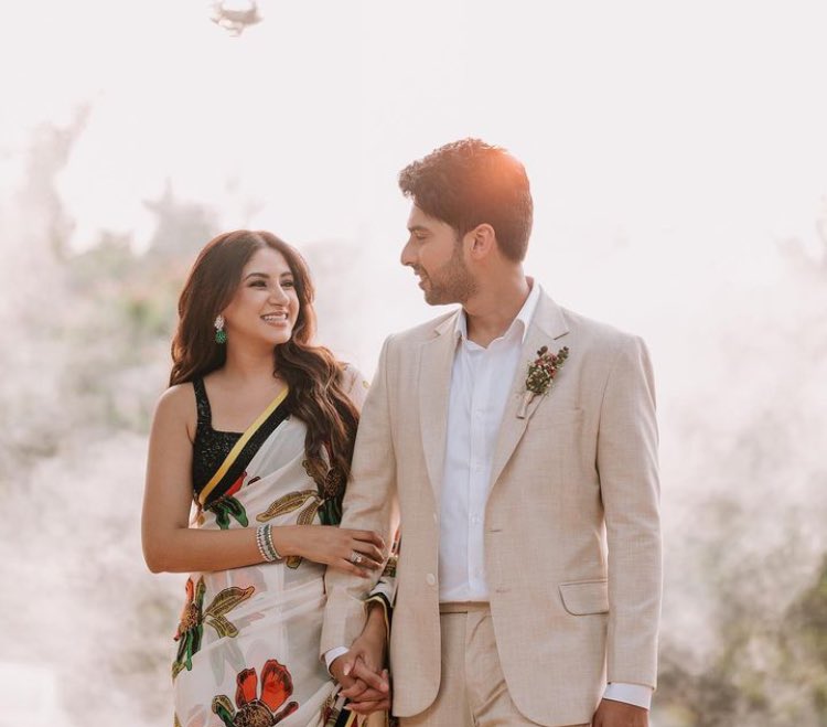jannatulMehveen's tweet photo. Happy 1 month of #AashMaan 💍❤️ https://t.co/s3fWzzWfyu