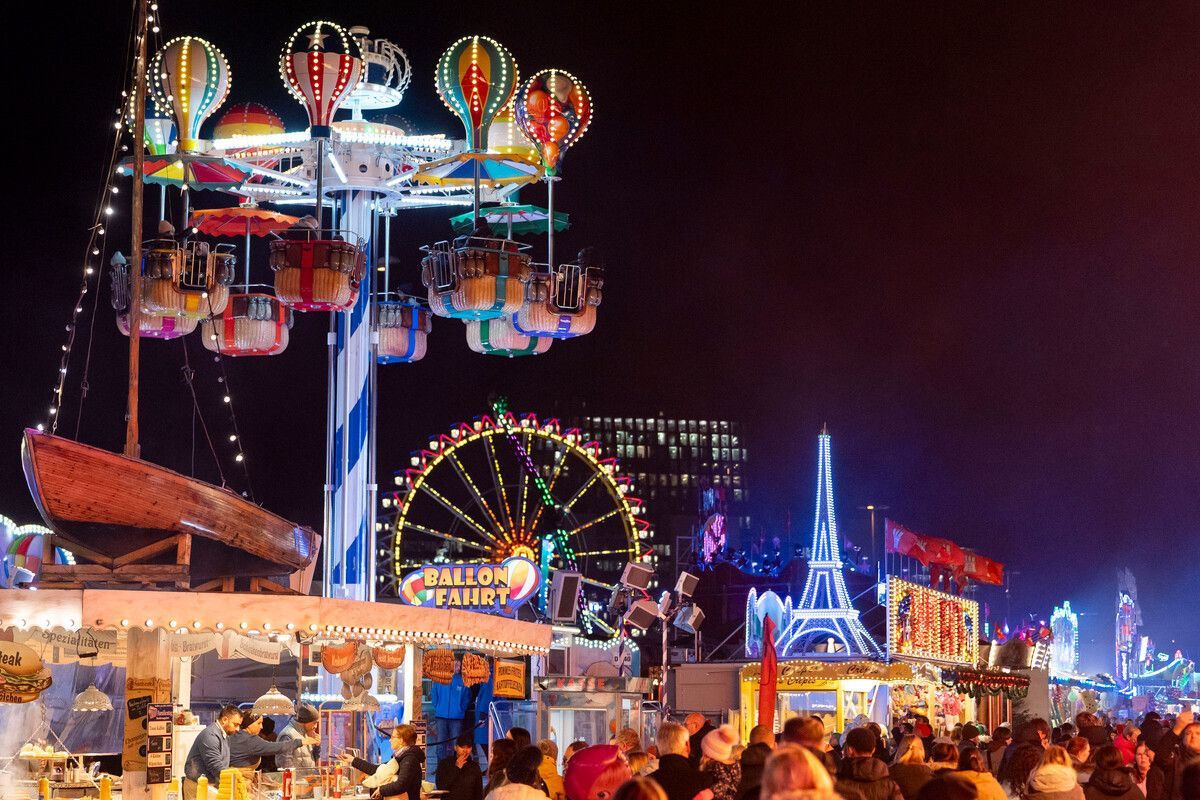 Immer mittwochs ist Familientag auf dem #Winterdom! Und morgen könnt ihr nicht nur vergünstigte Preise entdecken, sondern für Kinder und Familien findet auch ein Lichter- und Laternenlauf statt! Alle Infos zur Aktion:
buff.ly/3MUYBJw ✨
Bild: Hamburger DOM/Henning Angerer