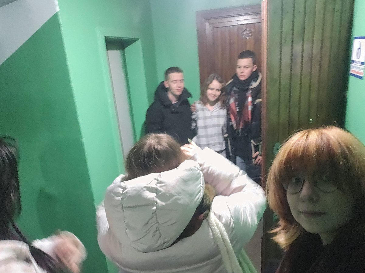 СМАРИТЕ ЭТО МЫ СЕГОДНЯ НОЧЬЮ ПОЗДРАВЛЯЕМ МОЮ ЛЮБИМУЮ РОДНУЮ МАШЕНЬКУ С ДРШКОЙ!!! я торт сама делала рипята это треш