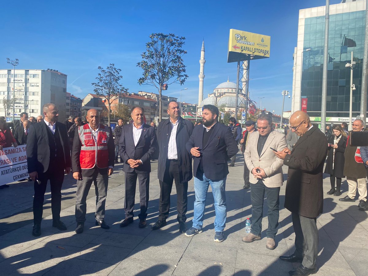 halis_cicekci's tweet photo. Kapıthane ve Pendik ilçelerimiz ile Anayasal düzeni hep birlikte savunmak için Çağlayan Adliyesi önünde oturma eylemimizi Hak Hukuk Adalet sloganlarımızla gerçekleştirdik.
#CHPBüyükçekmece
#CHPKağıthane
#CHPPendik https://t.co/3pQDBCzkTD