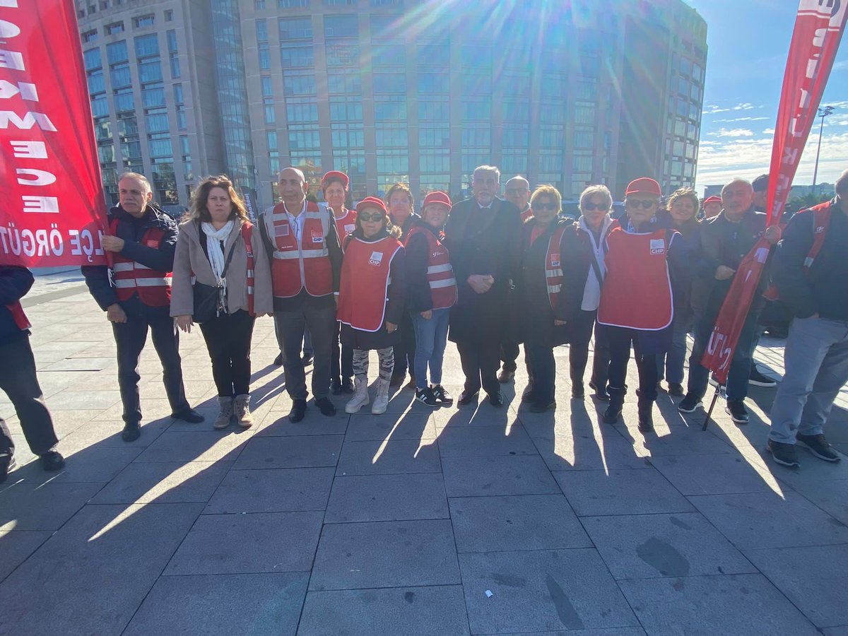 halis_cicekci's tweet photo. Kapıthane ve Pendik ilçelerimiz ile Anayasal düzeni hep birlikte savunmak için Çağlayan Adliyesi önünde oturma eylemimizi Hak Hukuk Adalet sloganlarımızla gerçekleştirdik.
#CHPBüyükçekmece
#CHPKağıthane
#CHPPendik https://t.co/3pQDBCzkTD