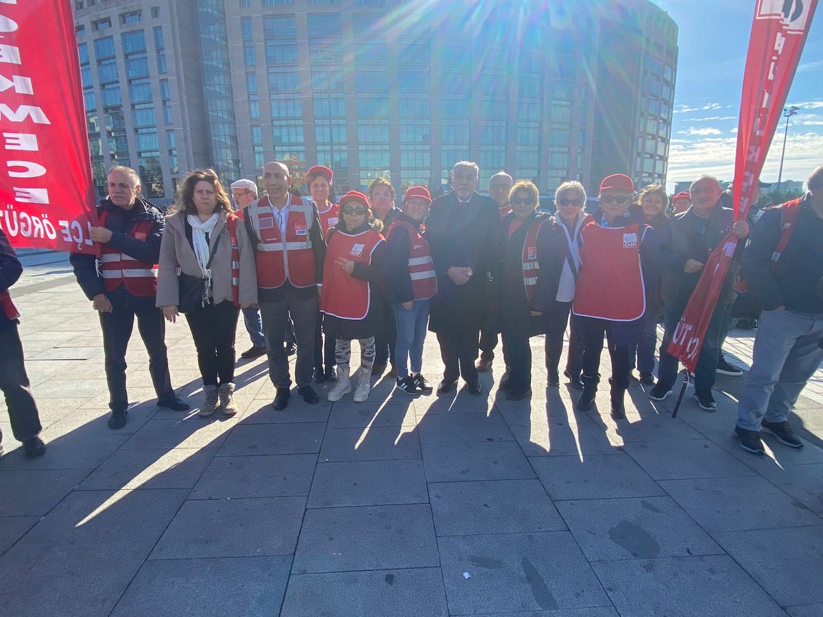 halis_cicekci's tweet photo. Kapıthane ve Pendik ilçelerimiz ile Anayasal düzeni hep birlikte savunmak için Çağlayan Adliyesi önünde oturma eylemimizi Hak Hukuk Adalet sloganlarımızla gerçekleştirdik.
#CHPBüyükçekmece
#CHPKağıthane
#CHPPendik https://t.co/3pQDBCzkTD