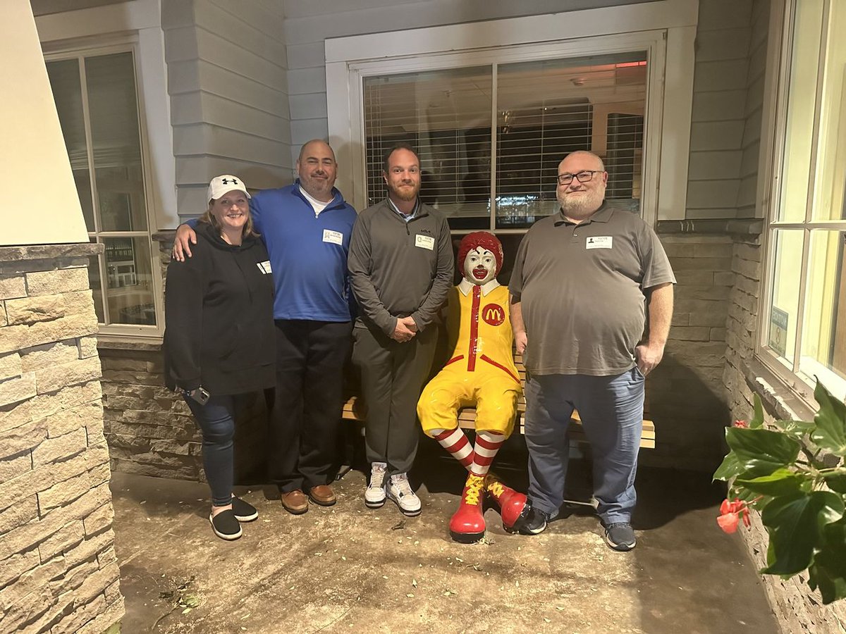 OakesAuto's tweet photo. Team members from Oakes Buick GMC and Oakes Kia volunteered their time this month at Ronald McDonald House Charities of Kansas City. Here, they served an Ice Cream Bar to the families that were staying at the Wiley House.🍦
#OakesAuto https://t.co/AUHqGh3Gkr