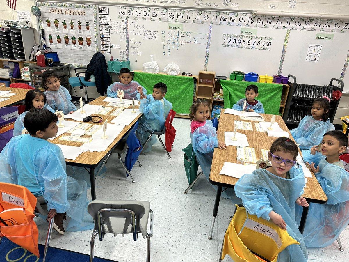 Students had fun painting their Thanksgiving crafts with <a href="/misstroup/">Alea Troup</a>!