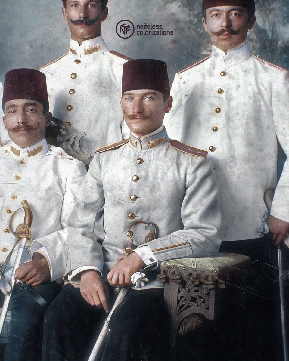 Nadir bir fotoğraf. Harp Akademisi'nden kurmay yüzbaşı rütbesiyle mezun olan Mustafa Kemal'in, merkezi Şam´da bulunan Beşinci Ordu subaylarıyla birlikte Beyrut´ta çektirdiği stüdyo hatıra fotoğrafı... ' Beyrut, 2 Temmuz 1332.