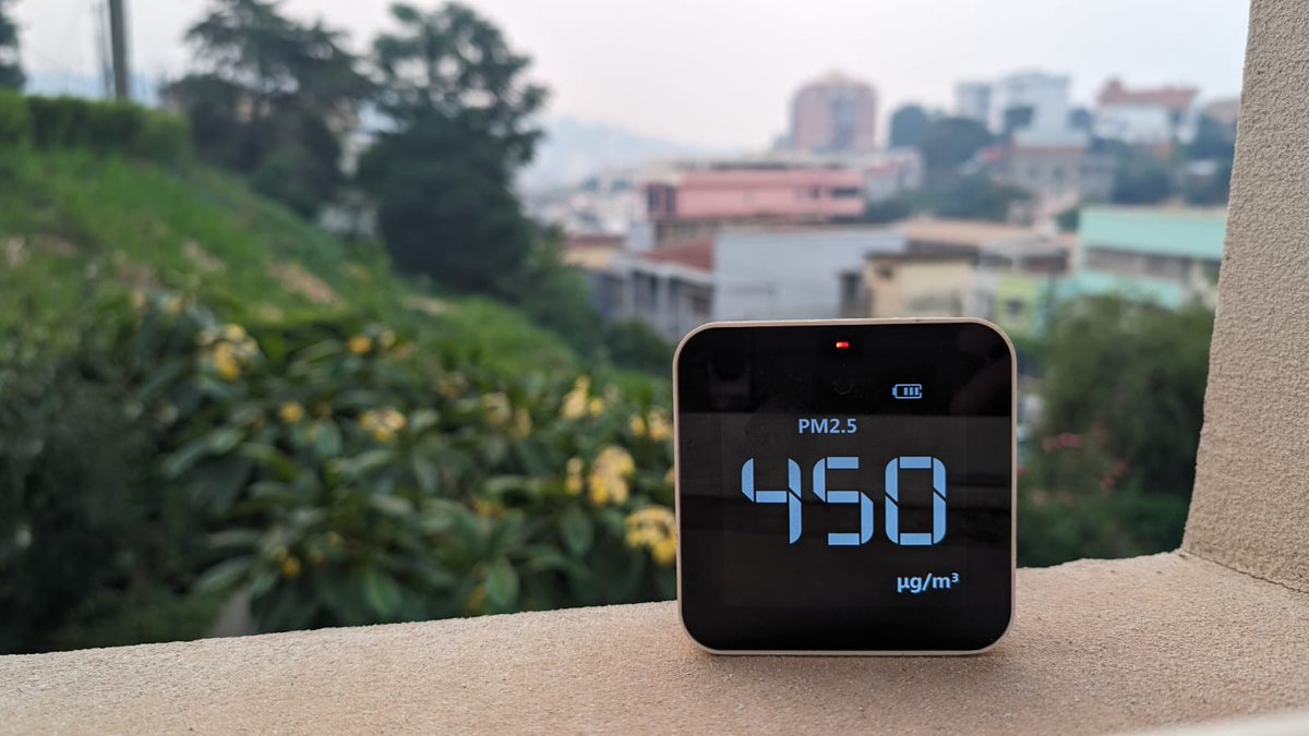 indrisolutions's tweet image. Pollution très sévère à Tana depuis cet après-midi. Particules fines (PM 2,5) à 450 µg/m³, soit 30 fois la norme. Cette année la fumée des feux de brousse a été un peu moins sévère grâce à une saison des pluies précoce. Mais dès qu'il ne pleut pas...