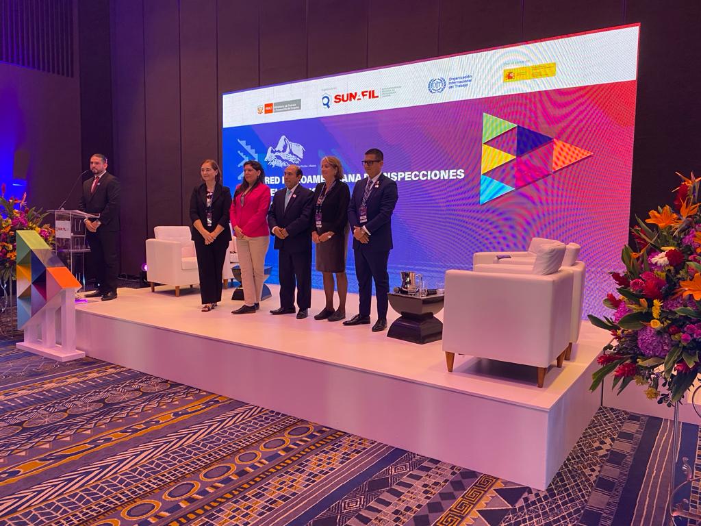 DirecDelTrabajo's tweet photo. 📍En Lima, directora regional @drtmetrooriente , Antonella Cassi expone en seminario de #REDIBIT sobre "actuaciones inspectoras en plataformas digitales y otras figuras de huida del ámbito de la laboralidad en Chile". https://t.co/PTDBO8E88y