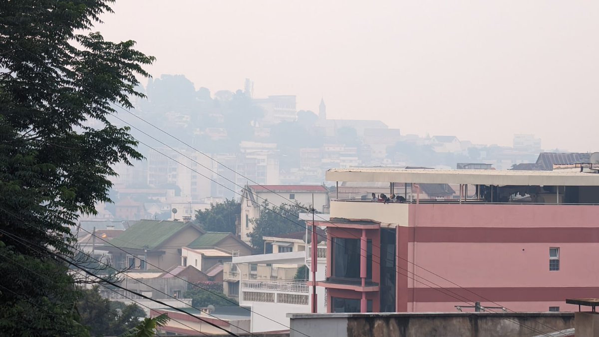 indrisolutions's tweet image. Pollution très sévère à Tana depuis cet après-midi. Particules fines (PM 2,5) à 450 µg/m³, soit 30 fois la norme. Cette année la fumée des feux de brousse a été un peu moins sévère grâce à une saison des pluies précoce. Mais dès qu'il ne pleut pas...