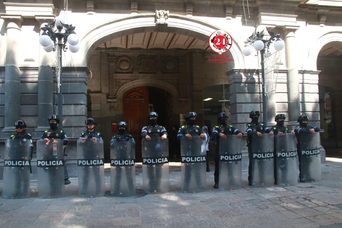 24HorasPuebla's tweet photo. #Enterate l Pobladores de la junta auxiliar La Resurrección se manifiestan afuera del Palacio Municipal de #Puebla en desacuerdo por la Clausura de varios negocios 🪧📣

Photoshooter @JimmyCid1 📸 https://t.co/hyeLWEQWnw
