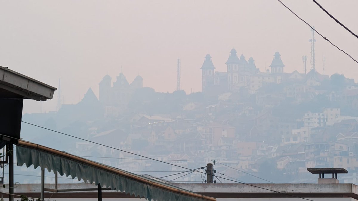 indrisolutions's tweet image. Pollution très sévère à Tana depuis cet après-midi. Particules fines (PM 2,5) à 450 µg/m³, soit 30 fois la norme. Cette année la fumée des feux de brousse a été un peu moins sévère grâce à une saison des pluies précoce. Mais dès qu'il ne pleut pas...