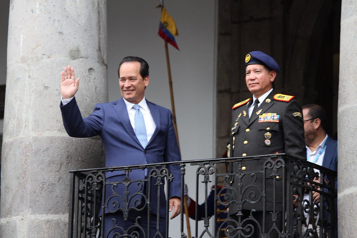 El ministro <a href="/henrycucalon/">Henry Cucalon</a> junto al viceministro <a href="/mariocuvi/">Mario Cuvi</a> y los gobernadores del país, participaron en Relevo de Guardia que se realiza en la Plaza Grande en Quito.