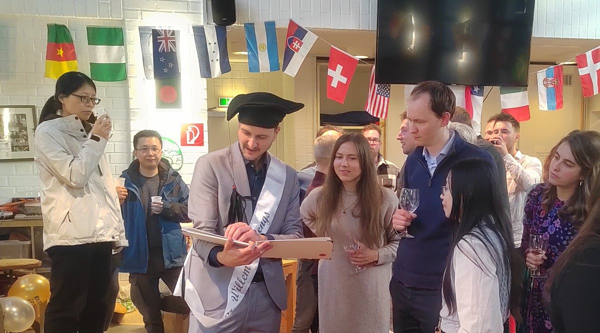 charliesousbois's tweet photo. Congratulations to Dr. Willem van Rengs! @RengsWillem passed his PhD defence @mpipz_cologne yesterday and will get his degree from the University of Cologne! https://t.co/aJa6Rj1Kca