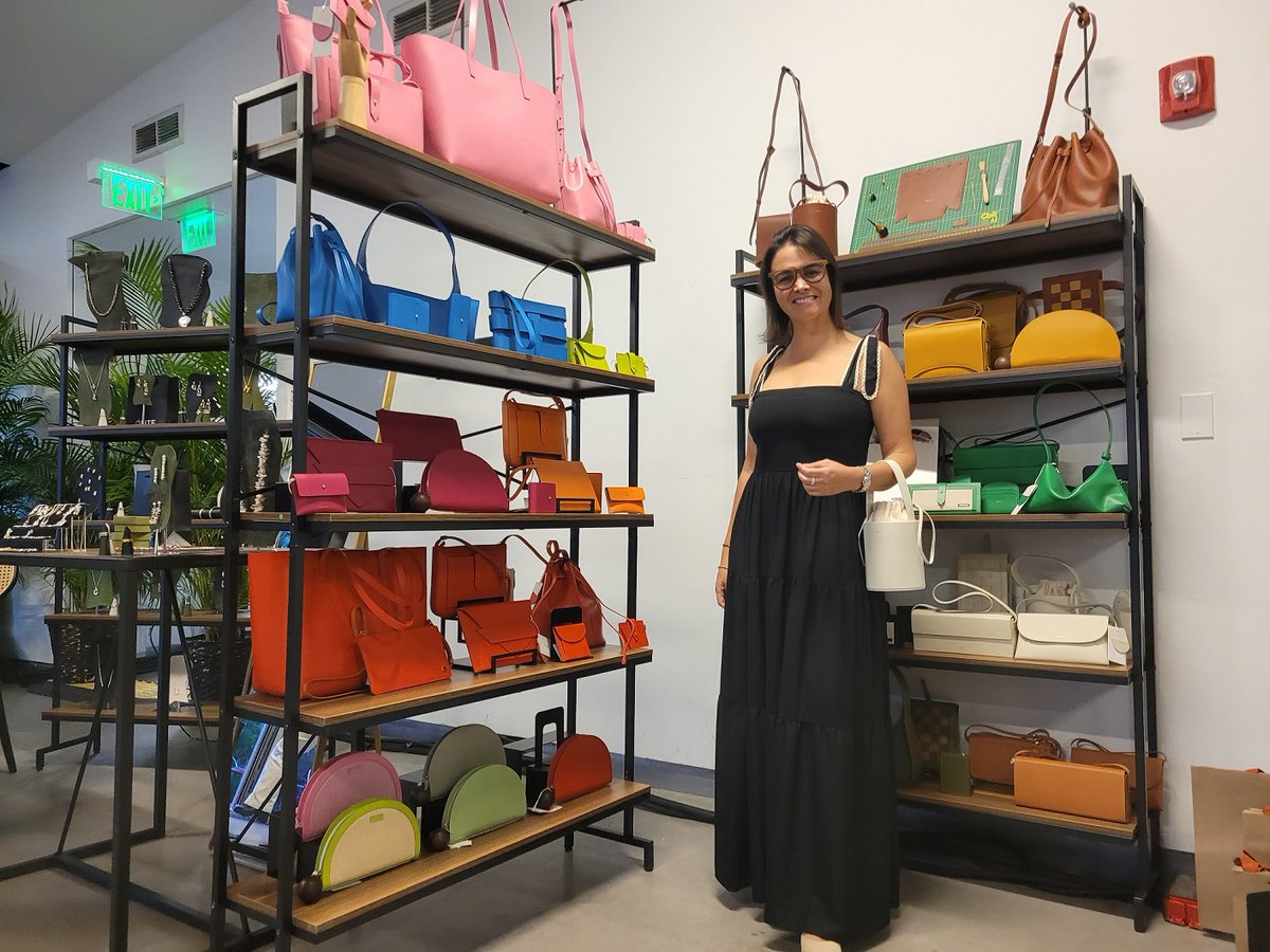 Promperu's tweet image. 🇵🇪 Seis empresas nacionales se presentaron en el Latin American Fashion Summit LAFS 2023 ✨✨, un evento realizado en Miami que reúne a la élite mundial de la moda y la vanguardia textil 👚👗. #ModaPeruana #AlpacaDelPerú #PerúTextiles