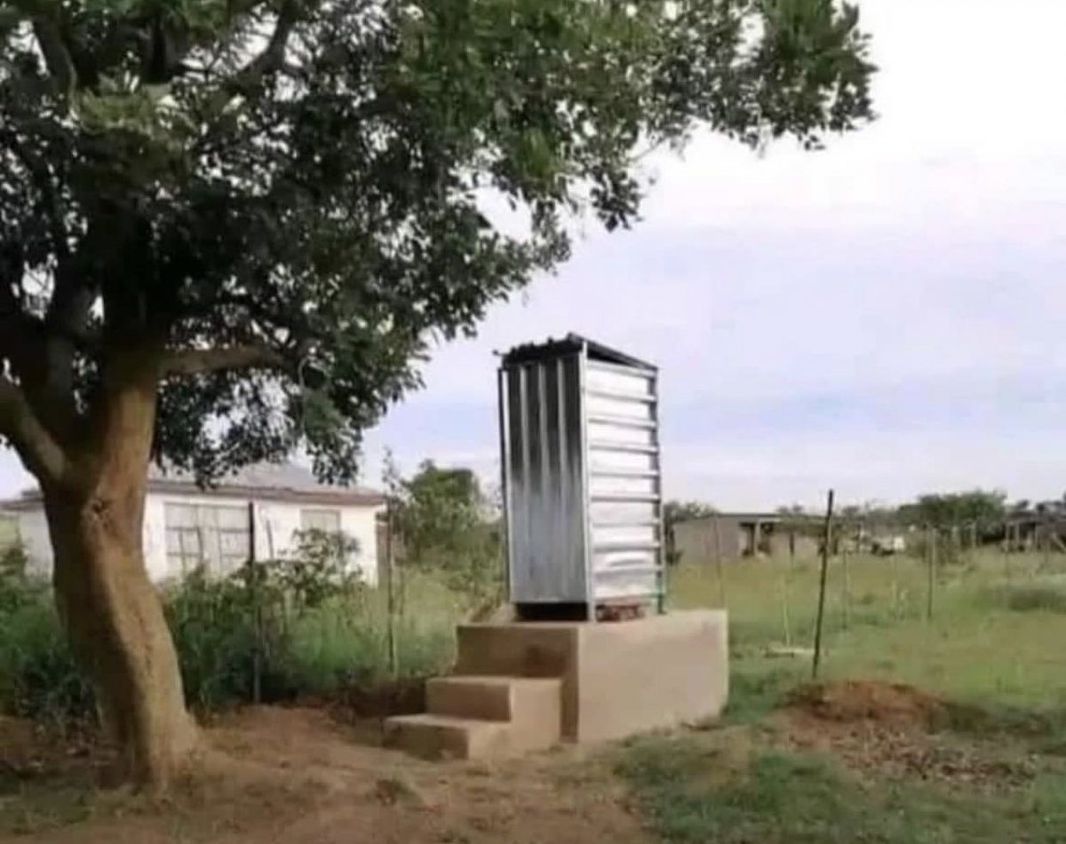 PhiriTofara's tweet photo. Unoita kunge uri kunotora award iwe uchienda ku toilet zvako😭😭😭 https://t.co/xqmBMVcuYY