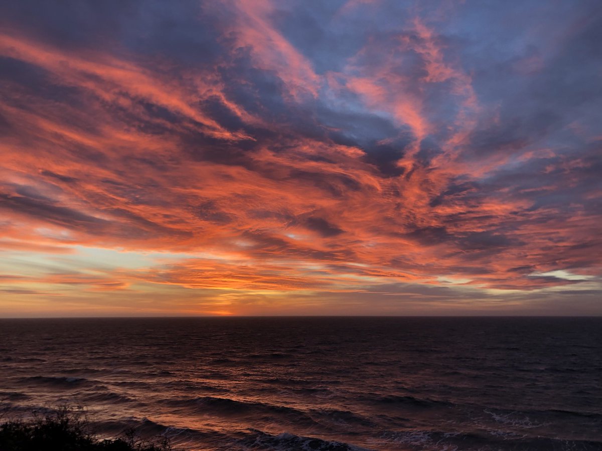 ls_clare's tweet photo. @earthcurated @nev_in_color ….Early morning in the Isle of Wight a couple of years ago. Sky was beautiful and so worth getting up early for … https://t.co/ww71Eg06Sx