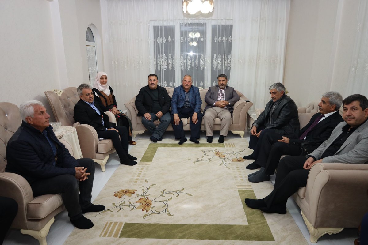 akpartiurfa's tweet photo. İl Başkanımız @adelioglu63 ve yönetim kurulumuzla birlikte, İl Başkan Yardımcımız @MedineKama'in ev sahipliğinde saha çalışmaları kapsamında hemşehrilerimizle bir araya geldik. Hasbihal ettik, ulusal ve yerel gündemi konuştuk.

@erkankandemir https://t.co/bpsiMuAjah