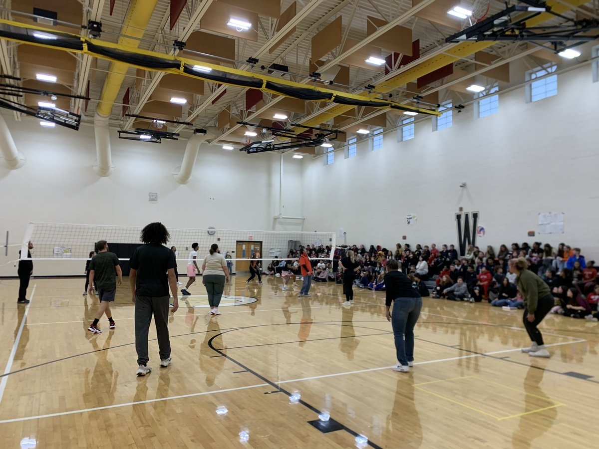 LCatJones1's tweet photo. Lincoln Staff vs Students Game! 🏐 The teachers won 2 out of the 3 and currently have the trophy! Thanks to everyone who participated! It was great day! #pbis #staffvsstudents #thankful @warrenschools https://t.co/qNlkvI95xp