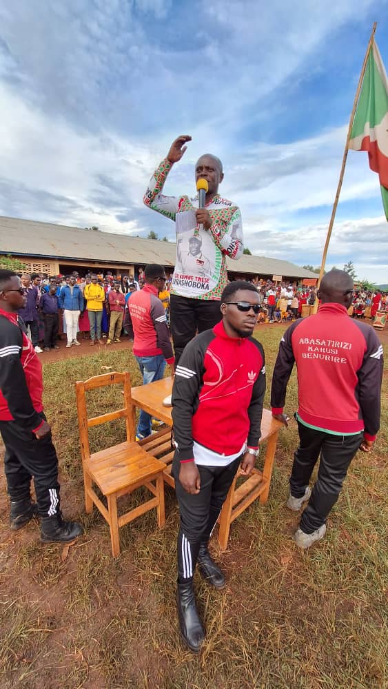 NTUKAMAZIN83376's tweet photo. Mw'ijambo ry'umunyamabana w'umugambwe @Cndd_fdd muri komini Karusi #Innocent_Niyonkuru yahamagariye abagumyabanga bo muri zoni #Cirambo kuguma ku kivi,kubambatira amahoro n'umutekano bongere bakore ibikorwa vyo kwitezimbere
@R_Ndikuriyo
@ABPInfos
@AShingiro
2/3 https://t.co/VfCSSkt9iW
