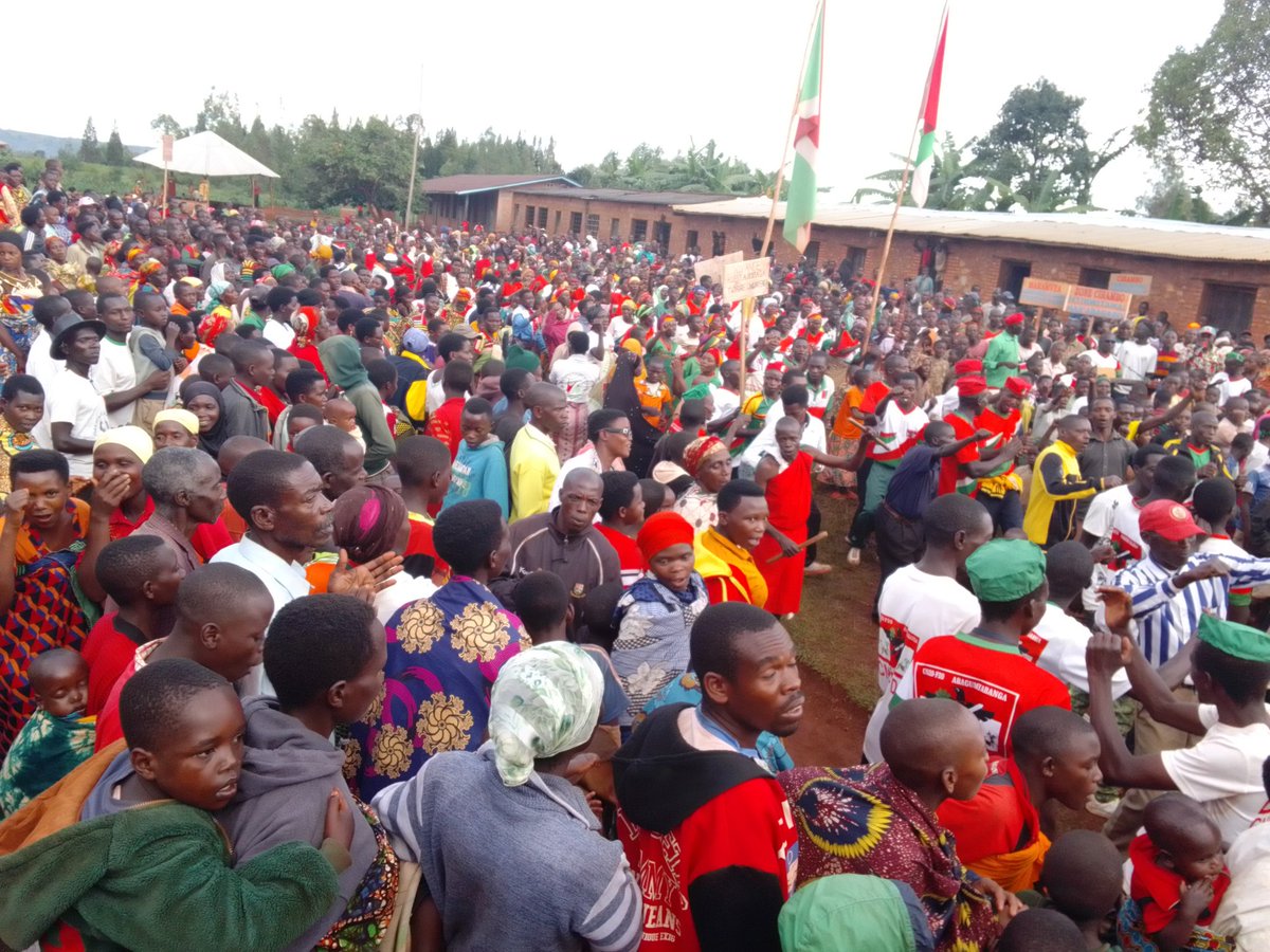 NTUKAMAZIN83376's tweet photo. Mw'ijambo ry'umunyamabana w'umugambwe @Cndd_fdd muri komini Karusi #Innocent_Niyonkuru yahamagariye abagumyabanga bo muri zoni #Cirambo kuguma ku kivi,kubambatira amahoro n'umutekano bongere bakore ibikorwa vyo kwitezimbere
@R_Ndikuriyo
@ABPInfos
@AShingiro
2/3 https://t.co/VfCSSkt9iW