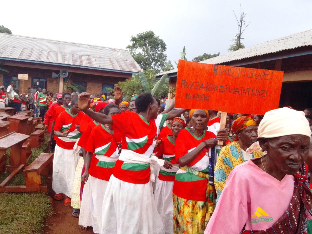 NTUKAMAZIN83376's tweet photo. Mw'ijambo ry'umunyamabana w'umugambwe @Cndd_fdd muri komini Karusi #Innocent_Niyonkuru yahamagariye abagumyabanga bo muri zoni #Cirambo kuguma ku kivi,kubambatira amahoro n'umutekano bongere bakore ibikorwa vyo kwitezimbere
@R_Ndikuriyo
@ABPInfos
@AShingiro
2/3 https://t.co/VfCSSkt9iW