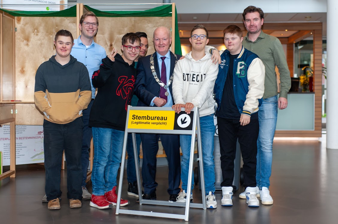 Wat een geweldig leuke middag was het! #Inclusiviteit
5 jongeren van het Paratus Plus College kwamen naar het gemeentehuis van Bunnik om meer te weten over hoe het in zijn werk gaat in een stembureau.
Ze hadden allerlei vragen voorbereid en Jan heeft een "proefstem" uitgebracht.