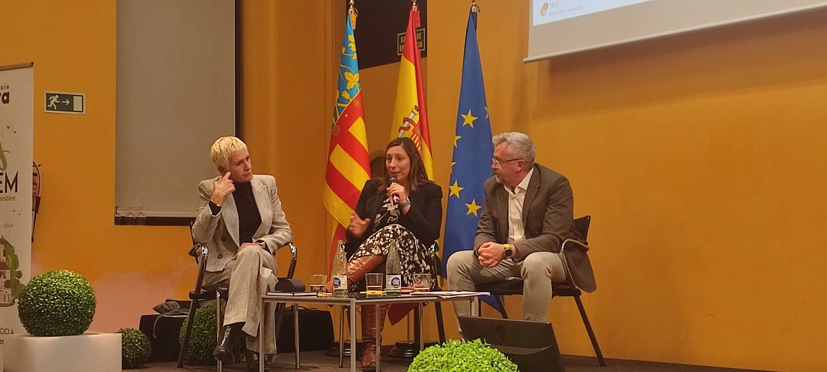 Gracias #Consorcio #Terra por invitarnos <a href="/ecoembes_com/">Ecoembes Comunica</a> para analizar la gestión de #envases, los retos ante la nueva normativa, la urgencia en avanzar hacia #economía #circular y la colaboración y corresponsabilidad para lograrlo <a href="/ecovidrio/">Ecovidrio 🌍</a> <a href="/GVAMediAmbient/">M.Ambient Infraestructures Territori i Recuperació</a> <a href="/RSU7A2/">Consorcio TERRA - Área de Gestión A2</a> <a href="/VaersaGva/">Vaersa</a>