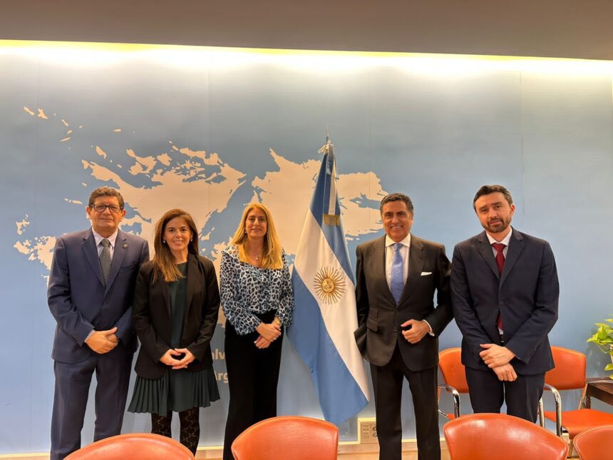 FAPASAOFICIAL's tweet photo. 💪🏼FORTALECIENDO LA COOPERACIÓN INTERNACIONAL
En el marco del viaje realizado con una agenda cargada de reuniones y encuentros, FAPASA fue invitada a la Embajada de Argentina en España, ubicada en Madrid.

🌐Lee más en Asegurando Digital: https://t.co/u9WbSh5hLK 

#FAPASAFederal https://t.co/FGXcW3LL86