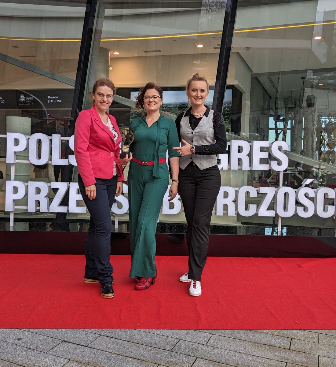 GamescapePL's tweet photo. 🍂 Jesień obfituje u nas w … nagrody 🏆 🚀
Rada X Polskiego Kongresu Przedsiębiorczości przyznała Gamescape Polską Nagrodę Innowacyjności 2023 za wprowadzanie kreatywnej gamifikacji i nowych technologii w sektor turystyki.

#nagroda #kraków #kongresprzedsiębiorczości #turystyka https://t.co/5EFtcKmngk