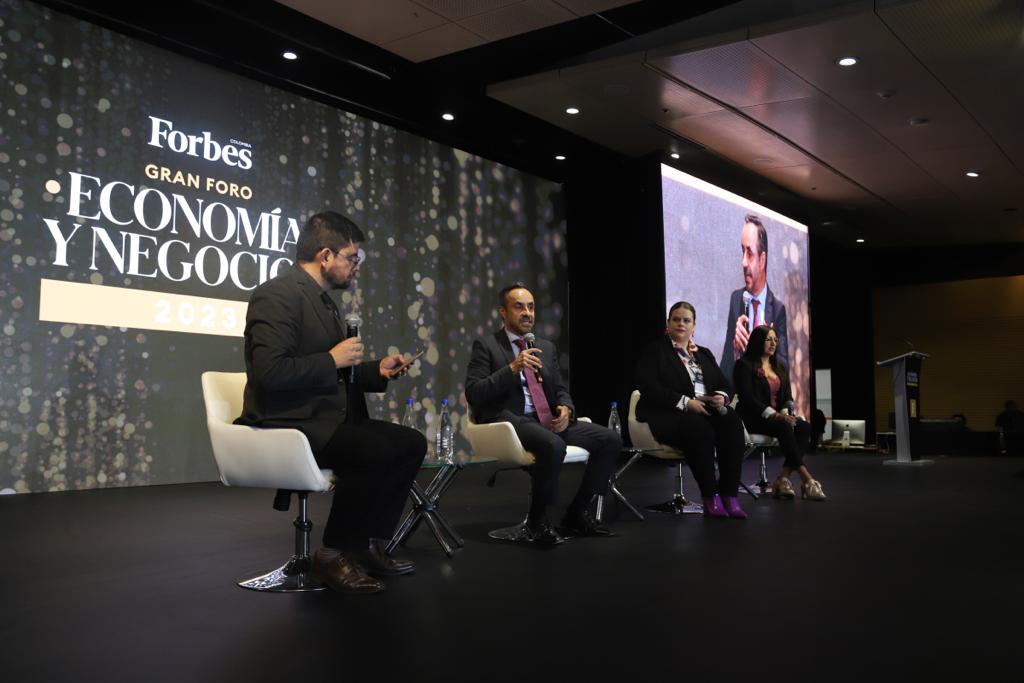 Estrategia de Clústeres para el crecimiento económico y desarrollo sostenible
Panel con Juan Carlos González Vergara, vicepresidente de Competitividad de la <a href="/camaracomerbog/">Cámara de Comercio de Bogotá</a>; Juliana Gómez Tabares de Pink Plus Size y Ángela Rodríguez, de Opharm.