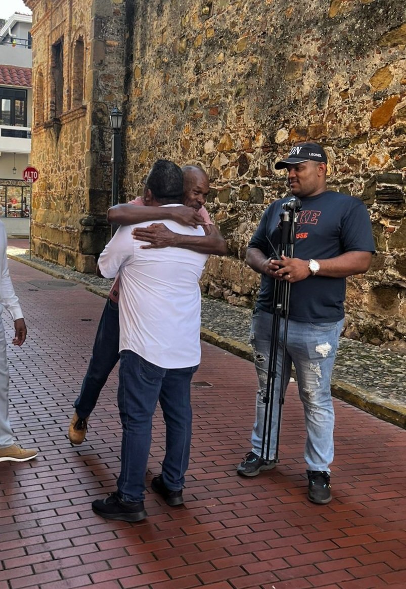 Mientras los actuales  diputados se desgastan aprobando leyes antipopulares como la 406 de las minas, nosotros nos dedicamos a darle cariño a la gente del barrio