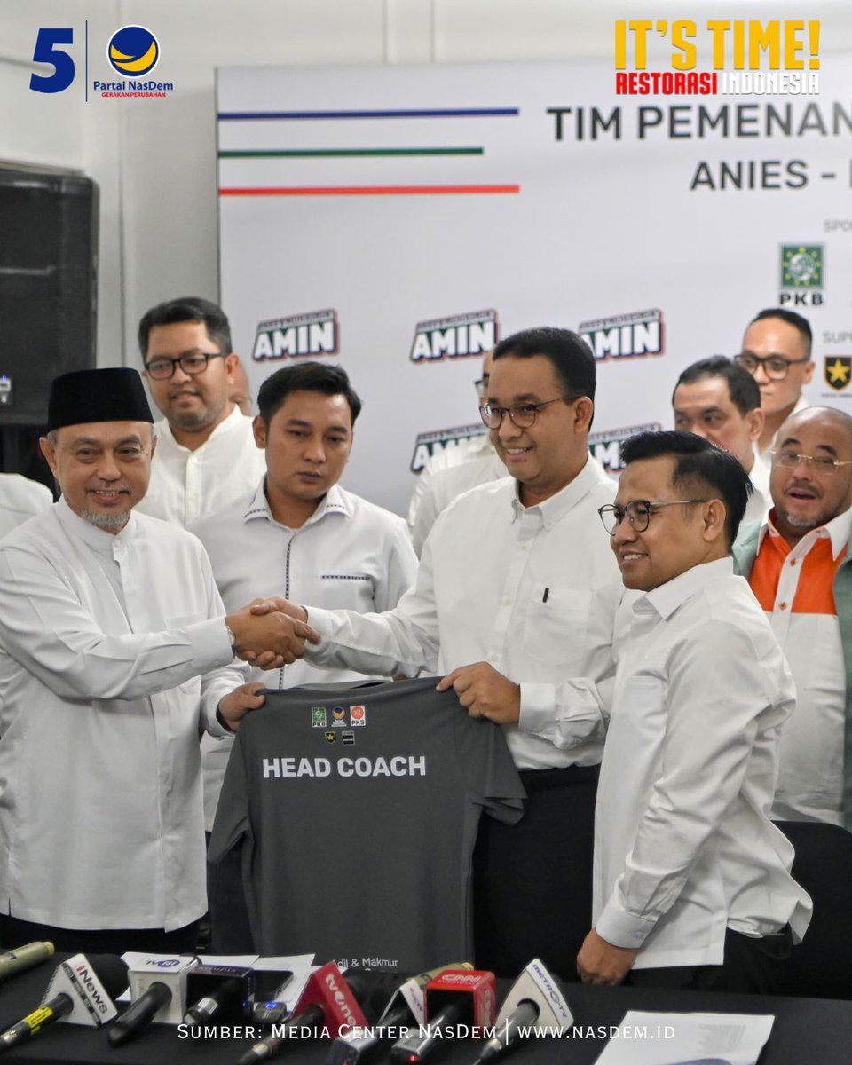 NasDem's tweet photo. Timnas AMIN umumkan skuad lengkap, mulai dari Head Coach yakni Ahmad Ali (Wakil Ketua Umum Partai NasDem) hingga Juru Bicara, di Rumah Koalisi Perubahan, Jalan Diponegoro 10, Jakarta Pusat, Selasa (21/11).
 
Tim ini menggambarkan tim gerakan rakyat yang dari rakyat yang siap bekerja untuk memperjuangkan rakyat semuanya.
 
Selamat Berjuang

SATUkan Indonesia  Menangkan AMIN

It's Time Restorasi Indonesia 🇮🇩🇮🇩🇮🇩

#AMINAjaDulu
#ItsTime
#RestorasiIndonesia