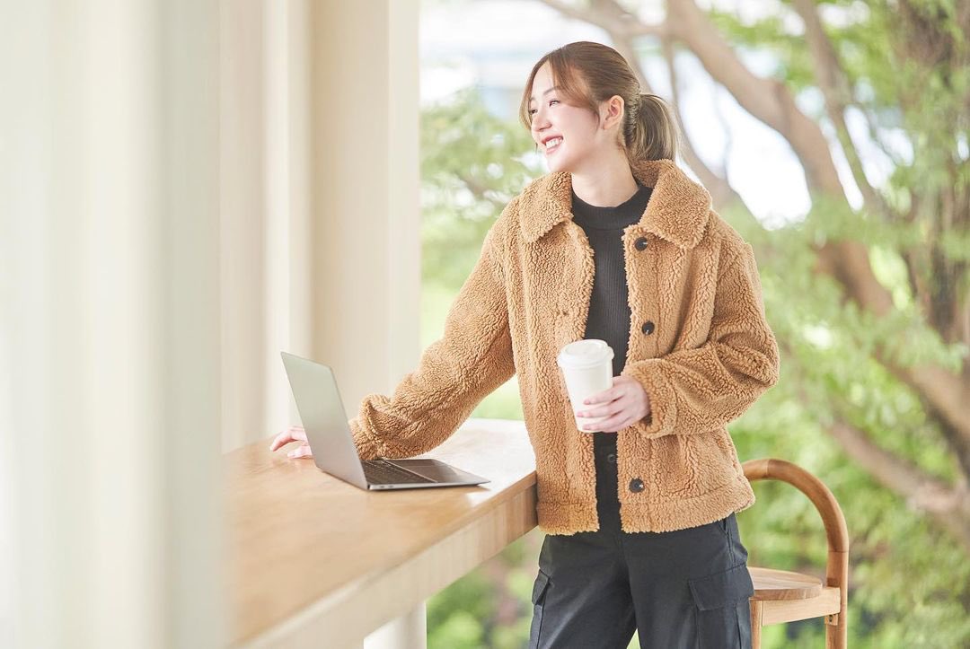 There is no shirt as soft as UNIQLO's fleece! The fur is soft and fluffy. When touched it is warm and soft. Whether it's a fluffy fleece jacket or a padded fleece jacket. Each has a minimalist design. You can wear it for many occasions. 
the warm, soft touch is irresistible🩵