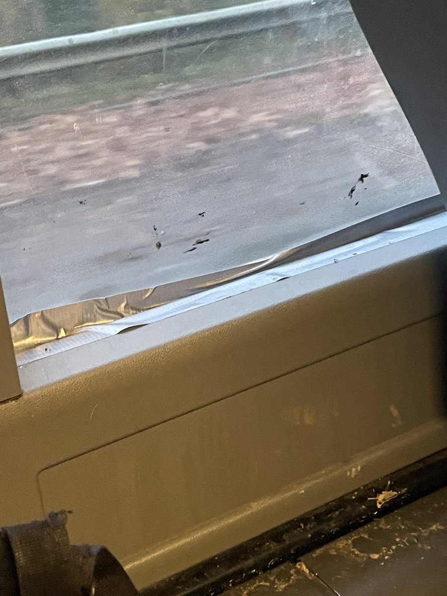 Hubert_Director's tweet photo. C’est normal que la fenêtre de mon bus tiens avec du scotch ? 😂😭 https://t.co/C2ojFCMKBj