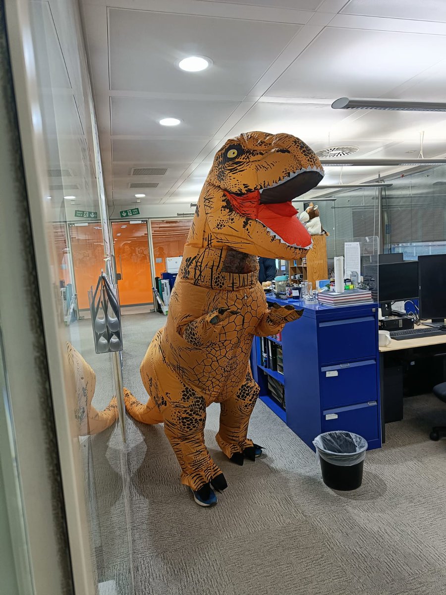 HLAGroupOx's tweet photo. New PPE guidelines from the safety office are raising some eyebrows @OxfordChemistry 🦖 https://t.co/VWYUozZxZ1