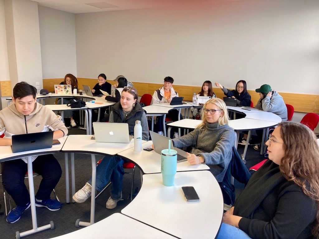 MorayHouse's tweet photo. 🎮 Dr. Hee Jung Hong, E-sports expert from the @StirUni, led a dynamic workshop for Moray House students on the future of E-sports in global events like the Olympics, diverse participation, and career transitions. Interactive and insightful! https://t.co/NAMOWMWSsC