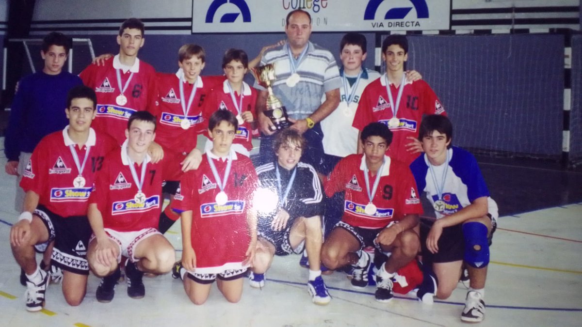 Formar a los mejores y ganar siempre.
Conversamos  con Carlos Guerrero, que año tras año dirige con inusitado éxito a los infantiles de Ballester. Pasaron por sus manos los Simonet, los Bono y cuánto crack la rompió en Balle y el mundo.
YouTube/Twitter/Facebook