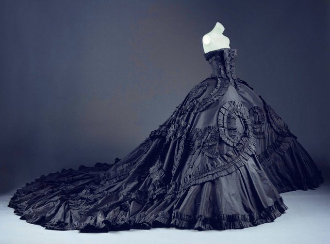 MadameGilflurt's tweet image. On the third anniversary of #frockingfabulous, I’m showcasing 2023’s biggest hitters! Enjoy “Maria-Luisa (dite Coré)" by #Galliano for #Dior, 1998. Via the Met. #fashionhistory