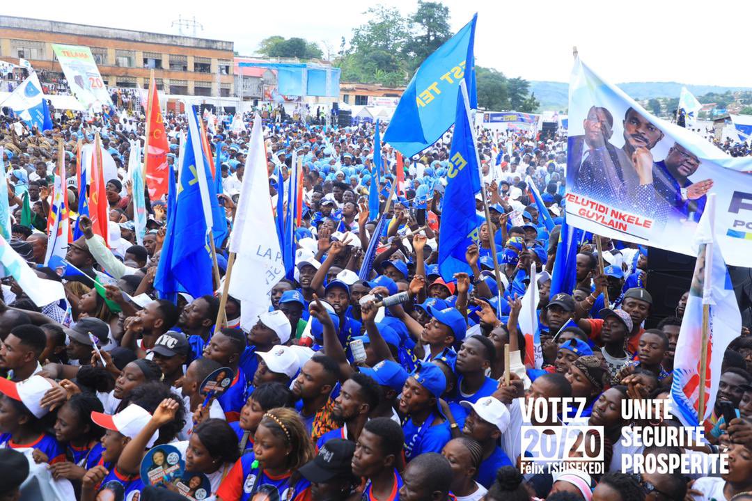 CharlequinKank's tweet photo. Le Peuple #NeKongo, les #Ngunza et les #Mvuluzi ont témoigné leur amour et leur reconnaissance au congolais de #Père et de #Mère, le candidat numéro #20 Félix Tshisekedi . Le stade de #Matadi où s’est tenu le meeting, a refoulé du monde . Le #KongoCentral est sans nul doute sous contrôle de #FatshiBeton .
#FatshiAzaNanu