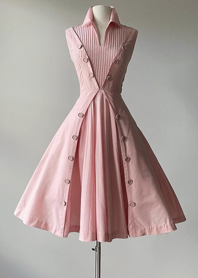 It’s three years today since #frockingfabulous was born, so let’s toast the day with some 2023 popular posts! 1950’s vibes proved popular for you #fashionhistory-loving frockers. Via Mill Street Vintage.