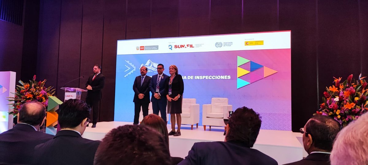 DirecDelTrabajo's tweet photo. 📍En Lima, director @pzenteno01 y subdirector @cristianpub participan en seminario "Técnico de alto nivel para responsables de las inspecciones de trabajo" de #REDIBIT
👉🏻El evento busca compartir experiencias en la gestión de sistemas de inspección, buenas prácticas y propuestas. https://t.co/iMd0R1LFRW